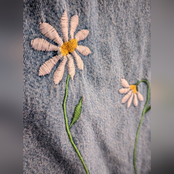 90's VINTAGE | 🌼 Embroidered Daisy Light Denim Dress w/Zip Back 🌼 - Picture 5 of 6